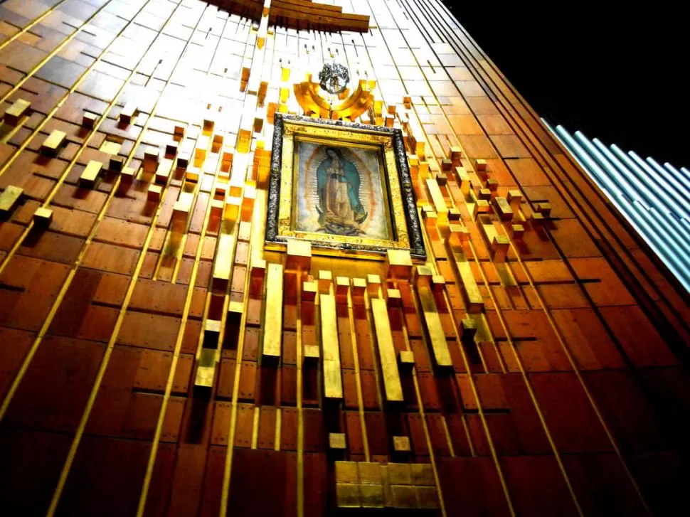 LA IMAGEN ORIGINAL. En la basílica de Nuestra Señora de Guadalupe se expone un cuadro con la tilma. Viaxico.com