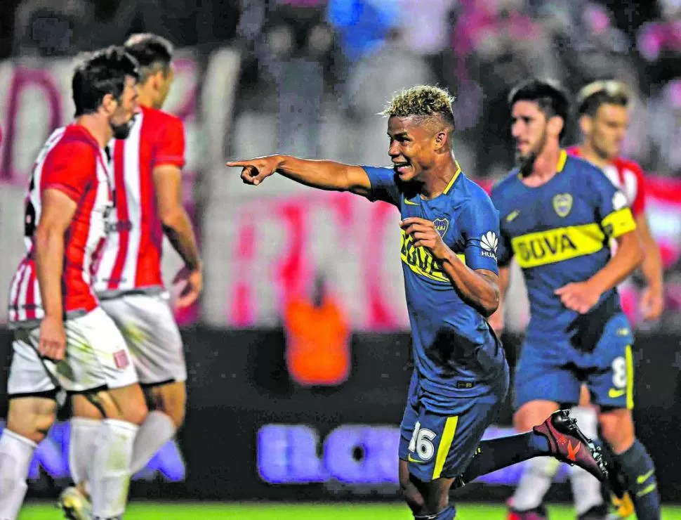 EL ÚLTIMO DEL AÑO. Wilmar Barrios remató desde la medialuna y marcó el único gol del partido, que le permite a Boca mantener su ventaja sobre San Lorenzo. telam