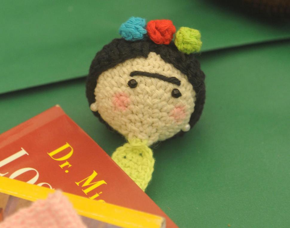 NIÑOS DE SUEÑOS. Una simpática Frida Kahlo tejida en crochet, que sirve como marcador de libros.