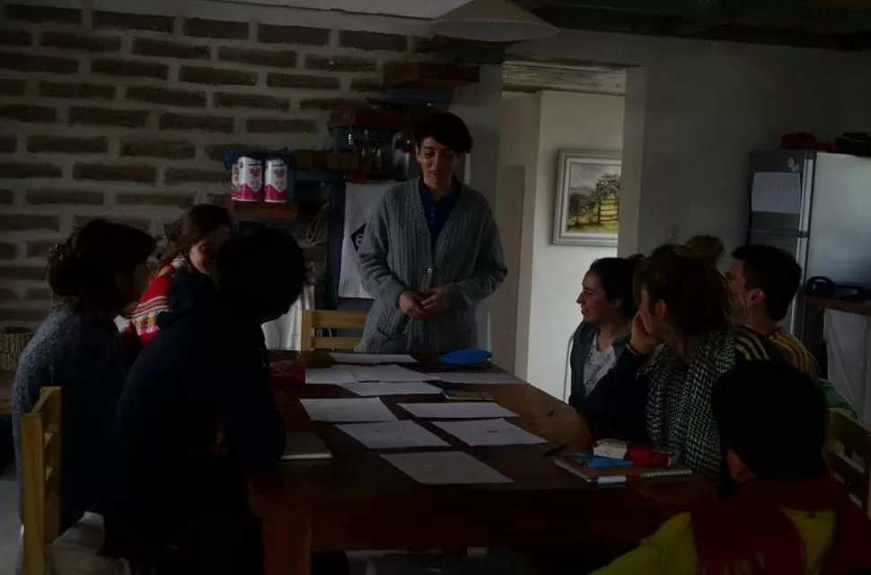 MESA DE DEBATE COMÚN. Artistas compartieron espacios en el cerro.