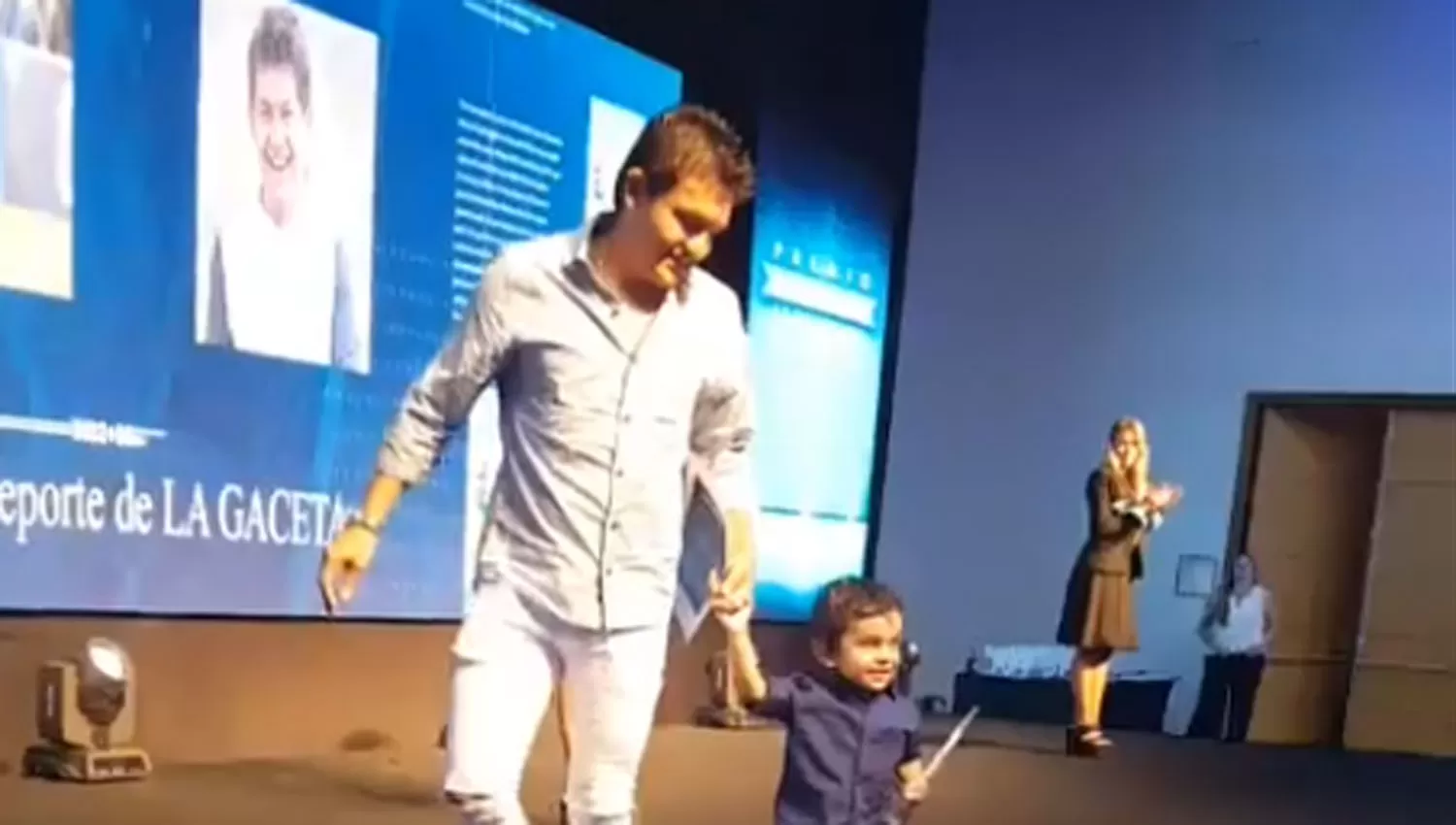 Rodríguez recibió el premio acompañado por su hijo. CAPTURA DE PANTALLA