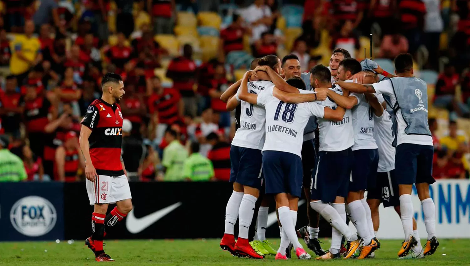 CAMPEONES. Los jugadores de Independiente festejan en el Maracaná. (INFOBAE)