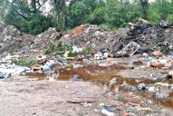 Vecinos de Graneros dicen que la Municipalidad tira basura a orillas del río Marapa