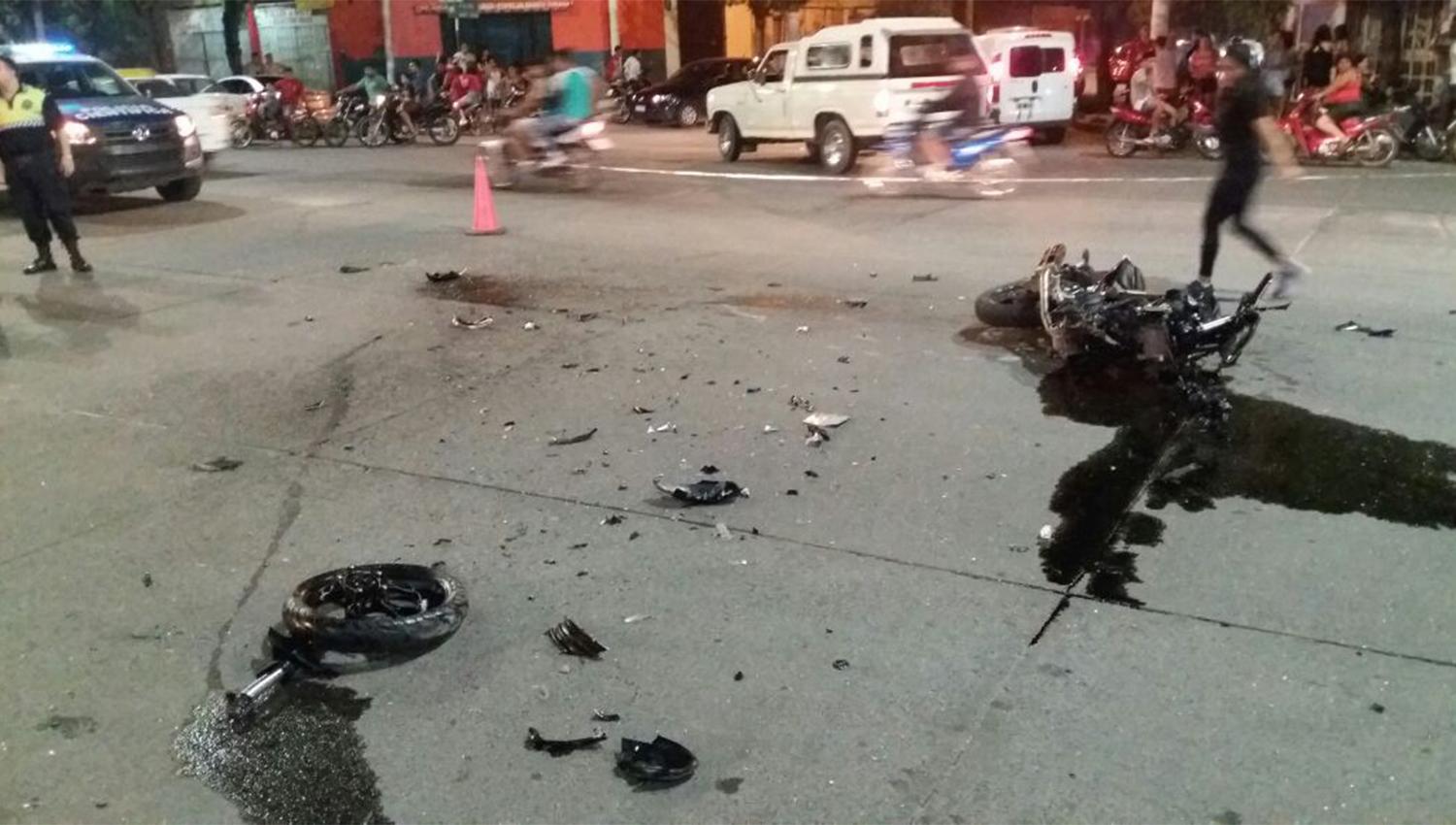 Choque mortal entre una motocicleta y un automóvil