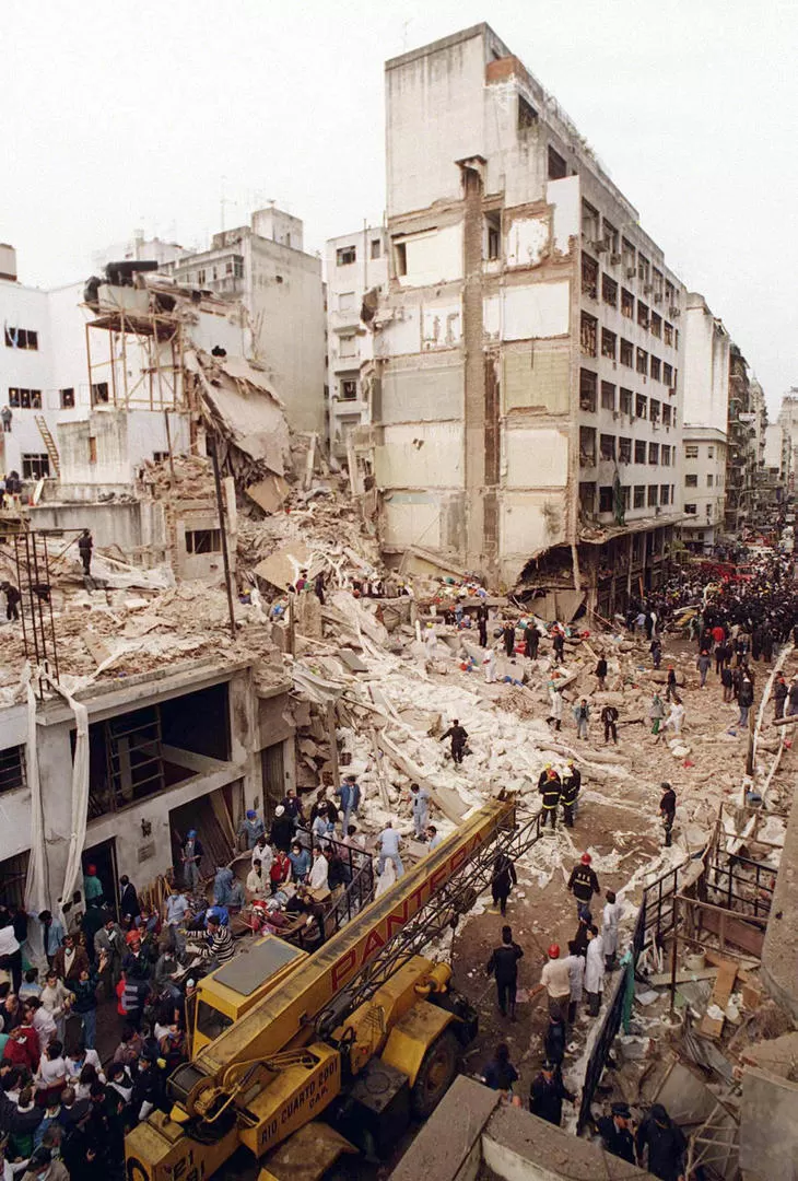 COCHE BOMBA. La sede de la AMIA fue atacada el 18 de julio de 1994. télam (archivo)