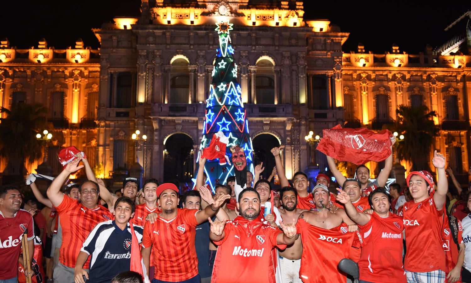 Los hinchas de Independiente festejan el triunfo de la Sudamericana. FOTO LA GACETA/ JOSÉ NUNO.