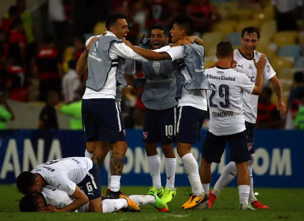 DELIRIO. Walter Erviti, Nicolás Figal, Nicolás Domingo, Fernando Amorebieta, entre otros, festejan el título de Independiente. Reuters
