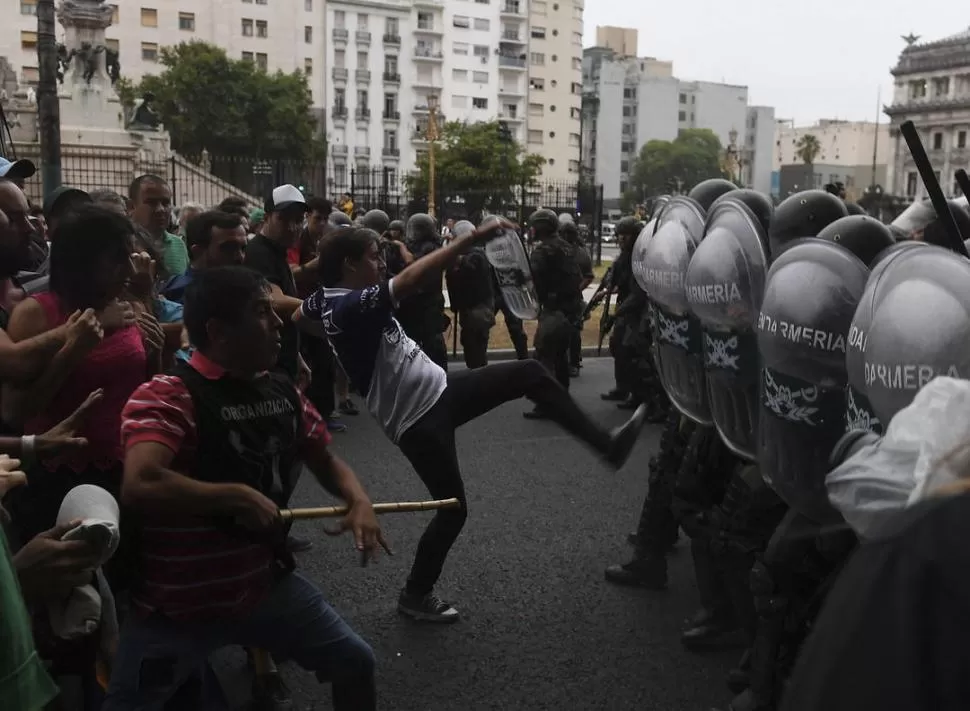 EN BUENOS AIRES. Gendarmería y la Federal impidieron a los manifestantes que instalen carpas en el Congreso.  télam