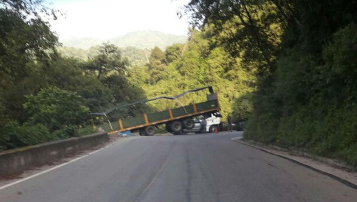 Pudo haber sido una tragedia: un camión quedó colgado en la ruta 307
