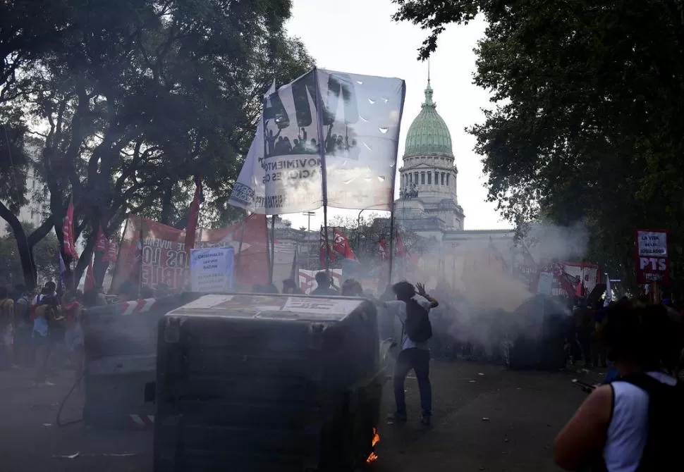 ZONA DE CONFLICTO. Manifestantes chocaron con efectivos de seguridad en las inmediaciones del Congreso. El incidente dejó heridos y 26 detenidos. telam