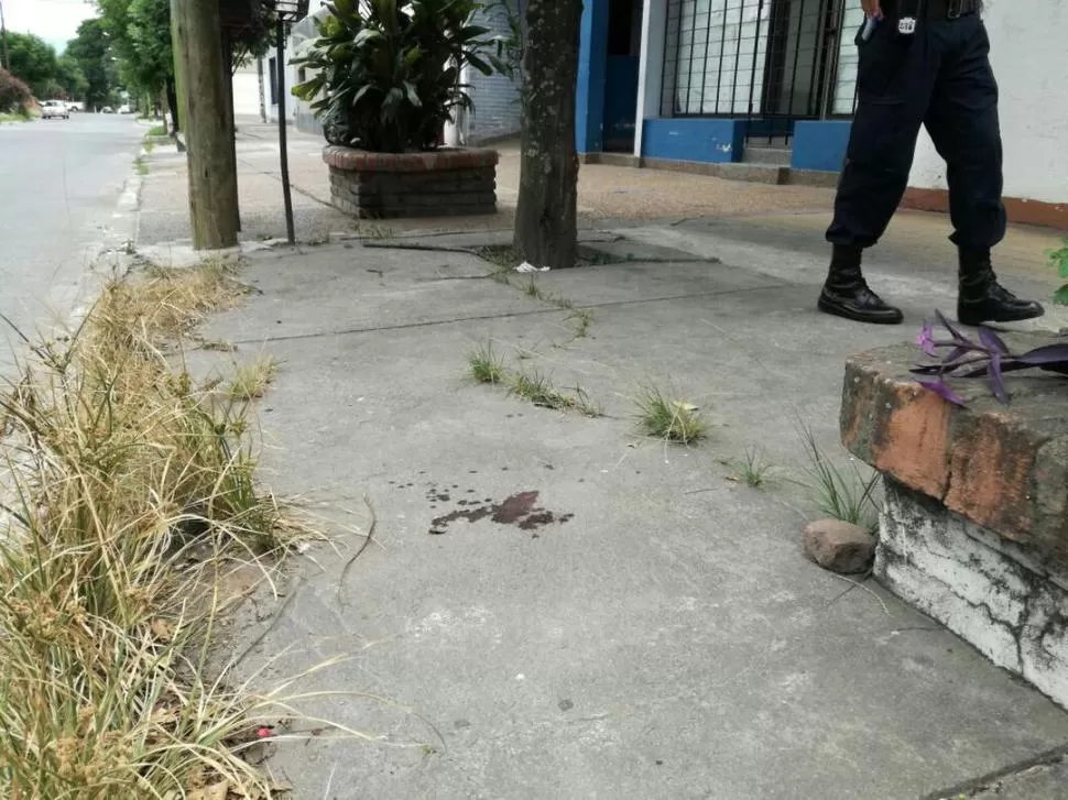 SANGRE. El policía recibió el disparo en Crisóstomo Álvarez al 2.100.  .