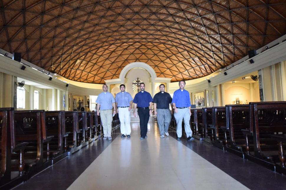 NUEVAS CARAS. Los cinco nuevos sacerdotes consagrados por  monseñor Carlos Sánchez, en su primera ordenación ministerial. LA GACETA / FOTOS DE OSVALDO RIPOLL.- 