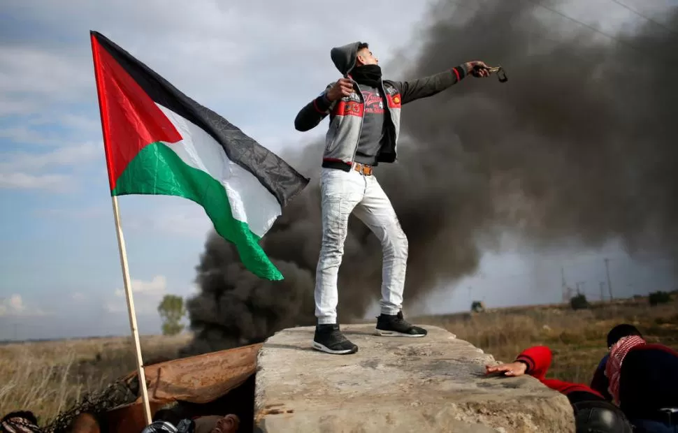 INTIFADA. Con piedras y hondas, jóvenes palestinos reclaman que se reconozca a Jerusalén Este como capital ocupada del Estado Palestino.  reuters