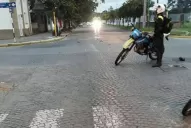 Esperaba que el semáforo se pusiera en verde, un auto lo arrastró 70 metros y murió