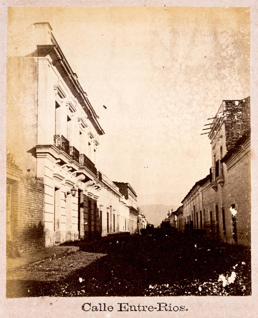 LA CASA. Residencia de altos de Zavalía, en la hoy calle Crisóstomo Álvarez al 300, en una foto de 1870.