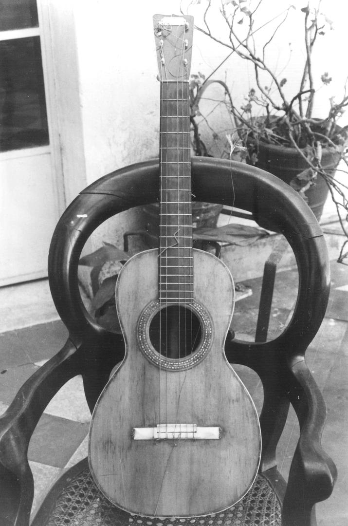LA GUITARRA. Instrumento que perteneció a Zavalía, y que conserva una rama de sus numerosos descendientes.