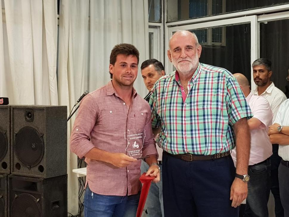 FIGURA. Ledesma recibe el premio al Jugador del Año junto a José Matalías. prensa URT