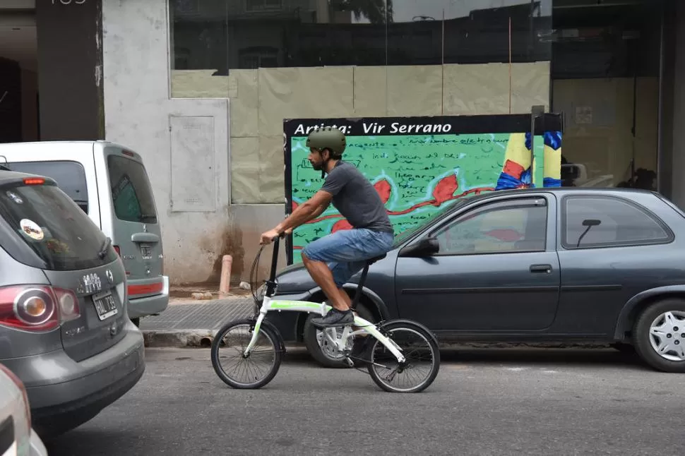 EL MODELO PLEGABLE. Alejandro Bulacio pedalea hasta su destino, donde le bastan dos movimientos para que la bicicleta se achique a la mitad y pueda cargarla sin problemas consigo. 