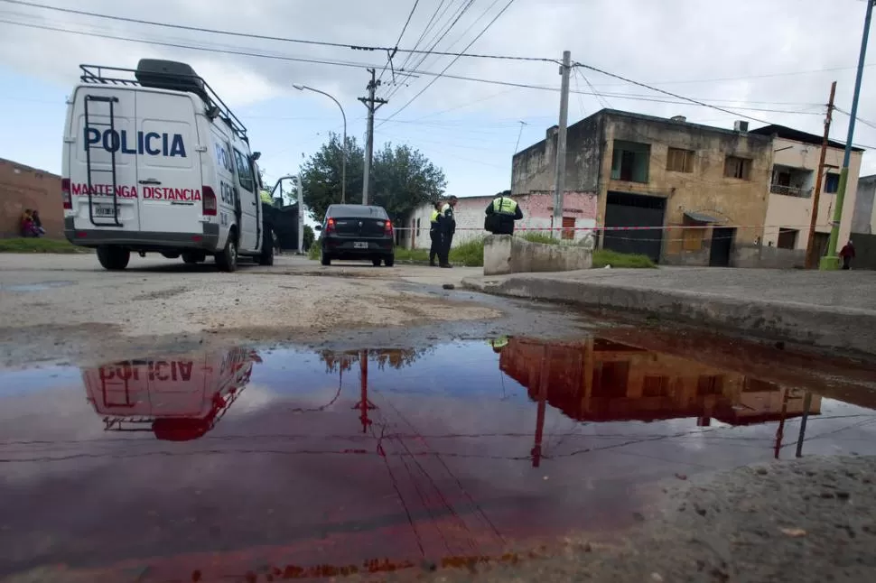 VIOLENCIA Y MUERTE. El asesinato del joven Luciano Calderón agravó el enfrentamiento entre los clanes de Villa 9 de Julio. la gaceta / foto de DIEGO ARAOZ (archivo)