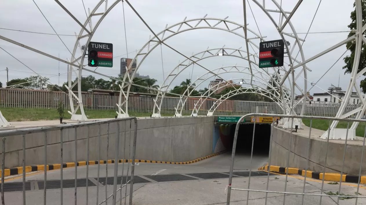 Túnel de la calle Mendoza clausurado. FOTO LA GACETA/ LUCANA COLLADO.