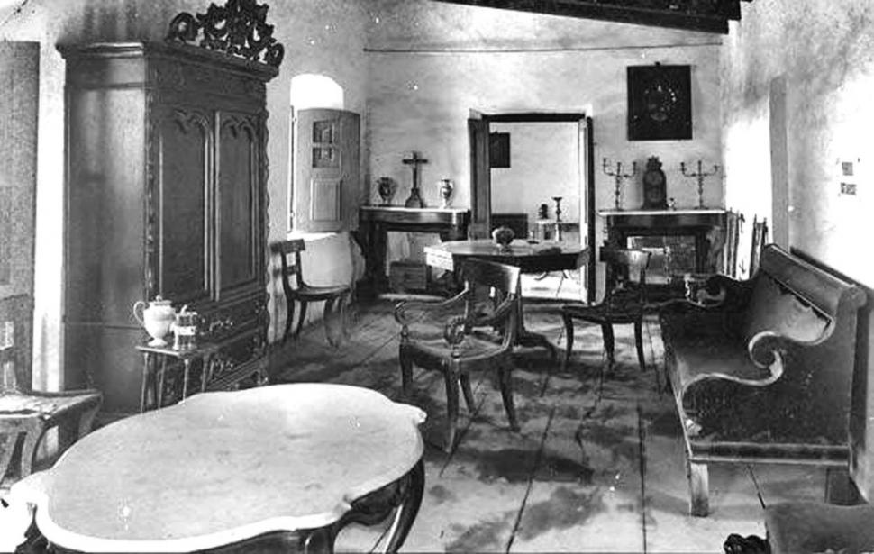 MOBILIARIO RENOVADO. Así se presentaba a los tucumanos, de 1920, el interior de la vivienda con muebles de la época del religioso.
