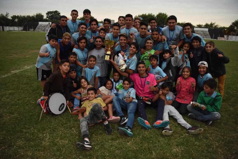 BATACAZO. El Corte FC ganó la final de la clase 2000 del torneo Clausura. LA GACETA / FOTO DE DIEGO ARÁOZ 