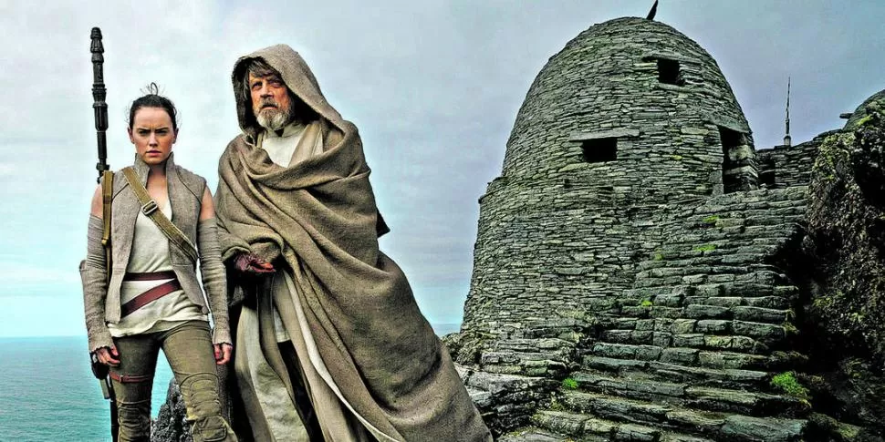 LA APRENDIZ Y EL MAESTRO. Rey con Luke Skywalker.  