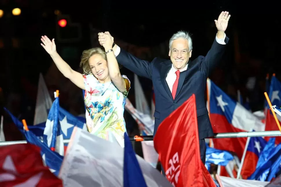 DE REGRESO. El ex presidente entre 2010 y 2014, quien saluda junto con su esposa Cecilia, asumirá el 11 de marzo. REUTERS