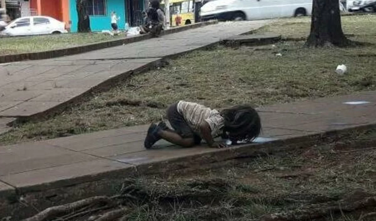 Conmoción y tristeza por la foto de una nena que toma agua de un charco