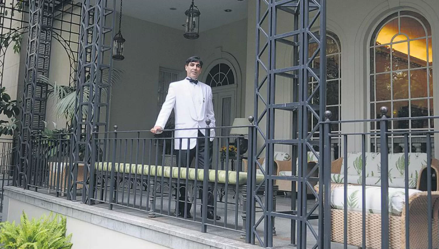 IMPECABLE. Samuel Victoria –esmoquin blanco, camisa blanca, corbata de moño negra– , en la embajada británica. FOTO DE PÁGINA 12/ Guadalupe Lombardo