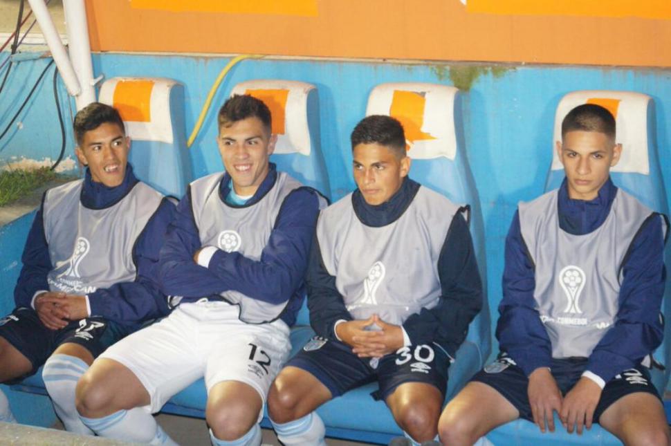 EXPECTANTES. De izquierda a derecha, Cuello, Pizziccanella y Romero y Lapetina Castillo formaron parte de la delegación que jugó contra Oriente Petrolero, en Bolivia, por la Copa Sudamericana. 