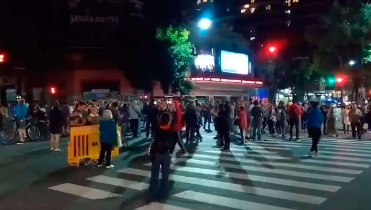 EN LAS CALLES. Vecinos salieron por segunda noche a las calles para manifestarse en contra de las reformas. 