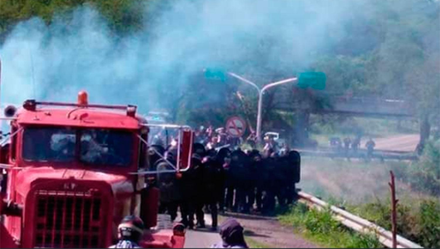 La Policía desalojó la protesta que se realizó en la ruta 34. FOTO TOMADA DE WWW.TWITTER.COM/VILCALEJANDRO