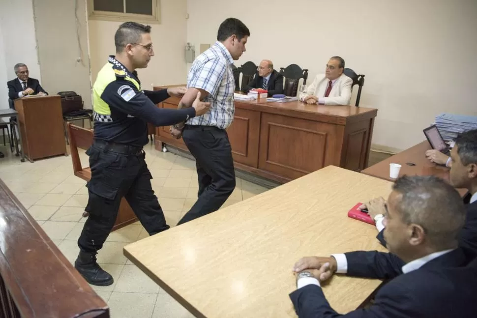 MARCHE PRESO. El tribunal ordenó el cese de prisión de Lucas Jiménez y el condenado fue retirado esposado a un calabozo de tribunales. la gaceta / foto de  diego aráoz