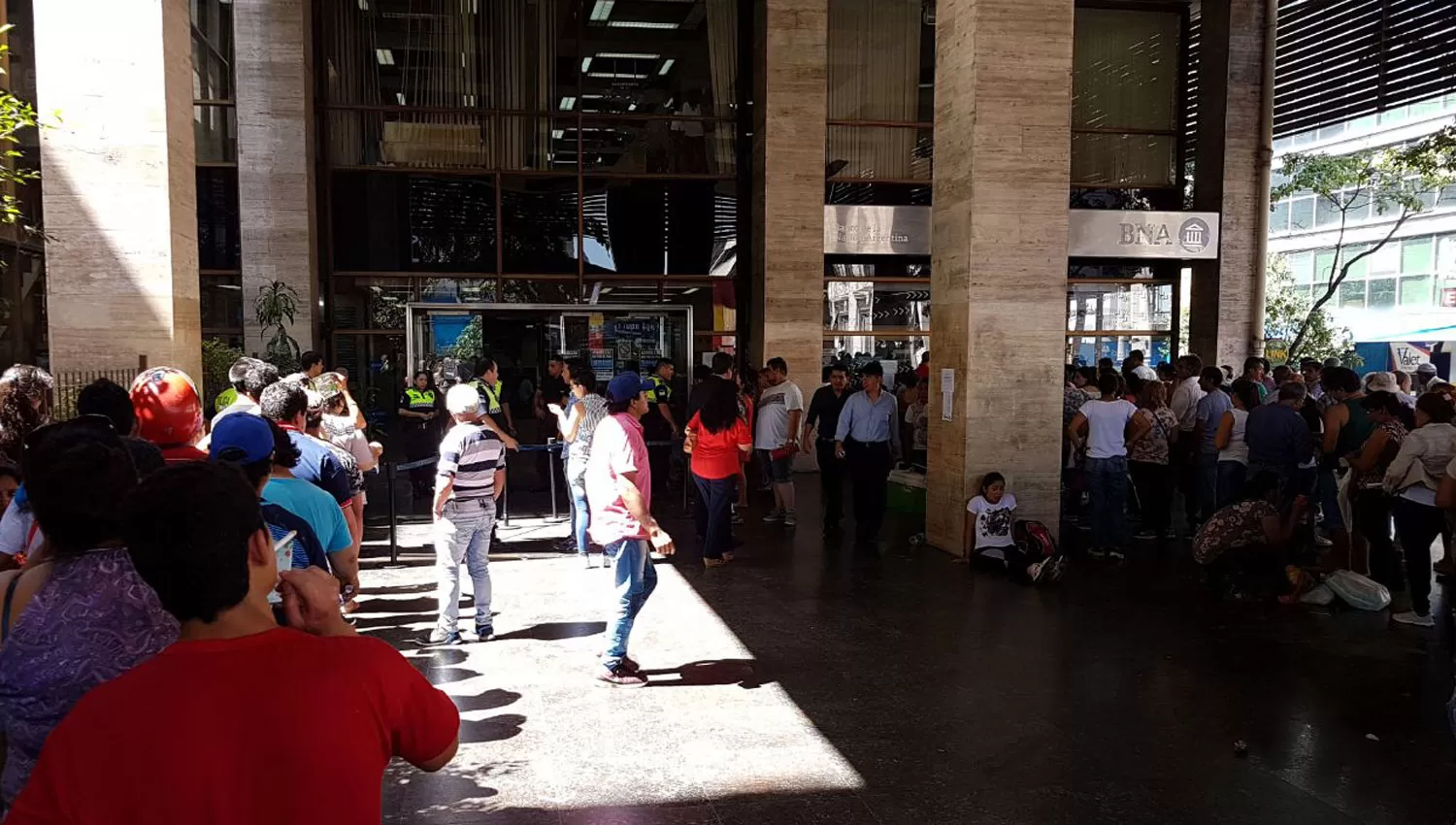 MULTITUD. Cientos de personas hacen cola para sacar dinero en el Banco Nación. LA GACETA / JULIO CORONEL