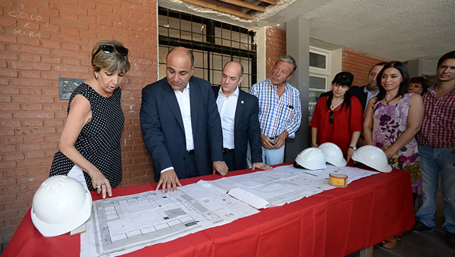 RECORRIDA. Las autoridades de la escuela Ricardo Gutiérrez le muestran a Manzur el avance de las obras edilicias en la institución. FOTO TOMADA DE COMUNICACIONTUCUMAN.GOB.AR