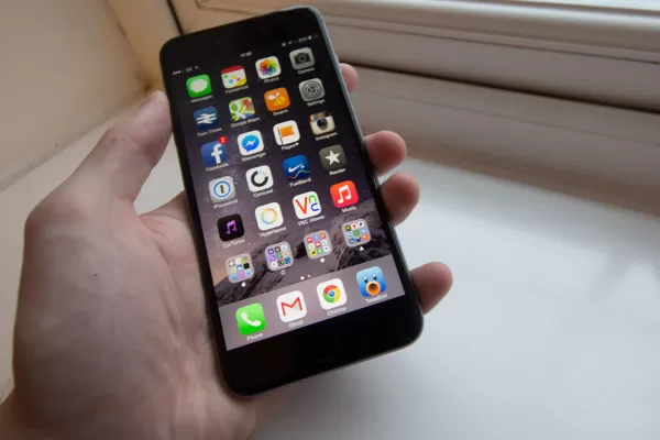 Apple admitió que relentiza deliberadamente los modelos antiguos de iPhone