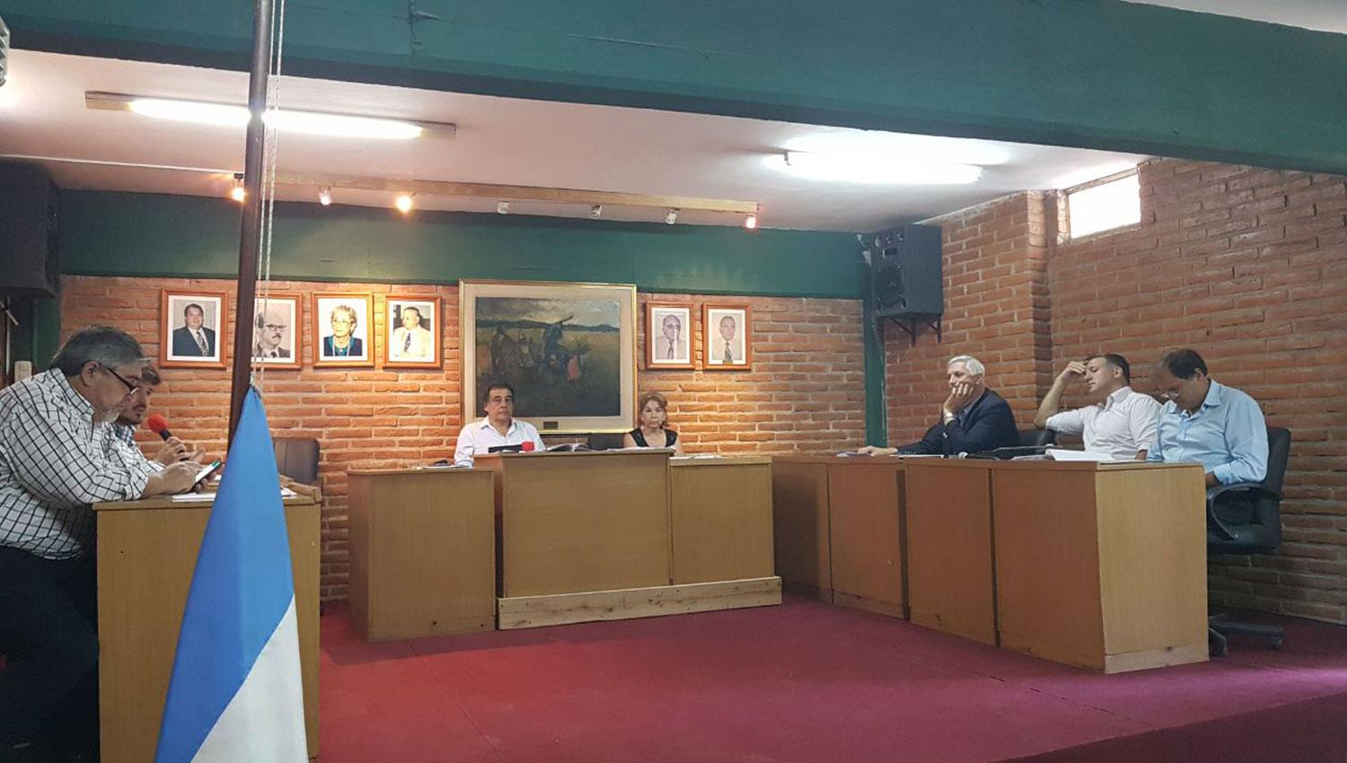 EN EL RECINTO. Los concejales oficialistas y Rodolfo Aranda (quien aún no pudo asumir) sesionan en minoría. LA GACETA / NATALIA VIOLA