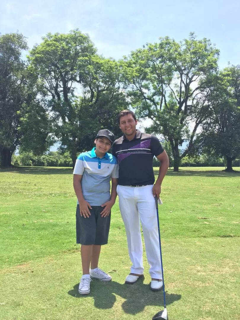 BAJO PAR. Luis Romero, uno de los ganadores del torneo, junto a su hijo. gentiileza pedro caram