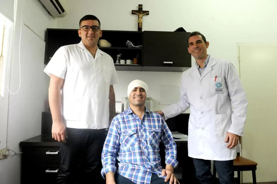 - SATISFECHOS. César Moyano con la cabeza vendada junto a los cirujanos Juan José Agüero y Álvaro Campero. 