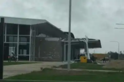 La tormenta no tuvo piedad en algunos puntos de Tucumán: fuertes vientos, caída de árboles y cortes de luz