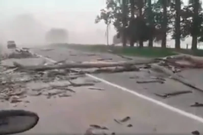 Polvareda, troncos sobre la ruta y desolación: el impactante video filmado en La Invernada