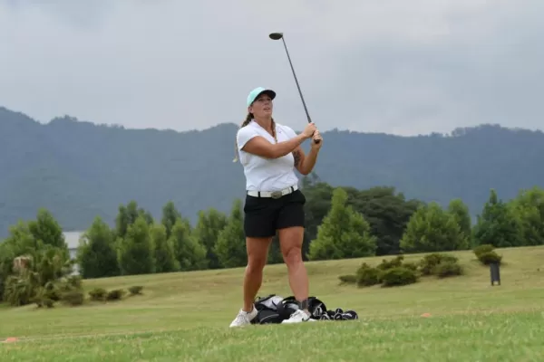 Mientras define si llega a Tokio 2020, la atleta Jennifer Dahlgren se divierte con el golf
