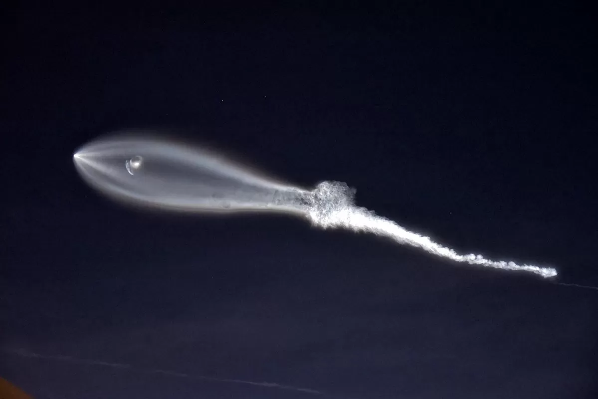 BELLEZA EN EL CIELO. El rastro del cohete se vio hasta 400 kilómetros a la redonda. REUTERS