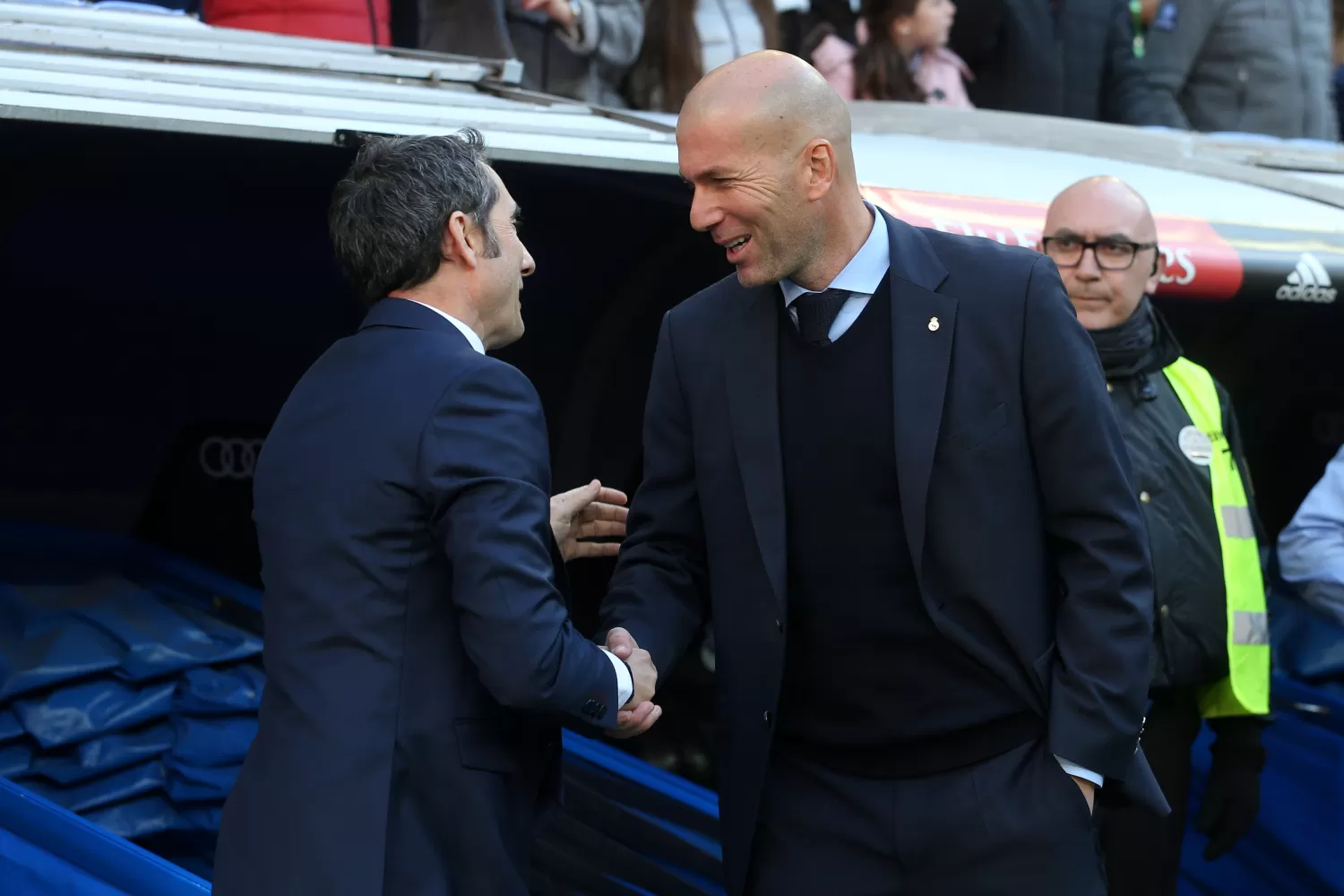 Valverde y Zidane, en el saludo previo al clásico.
REUTERS