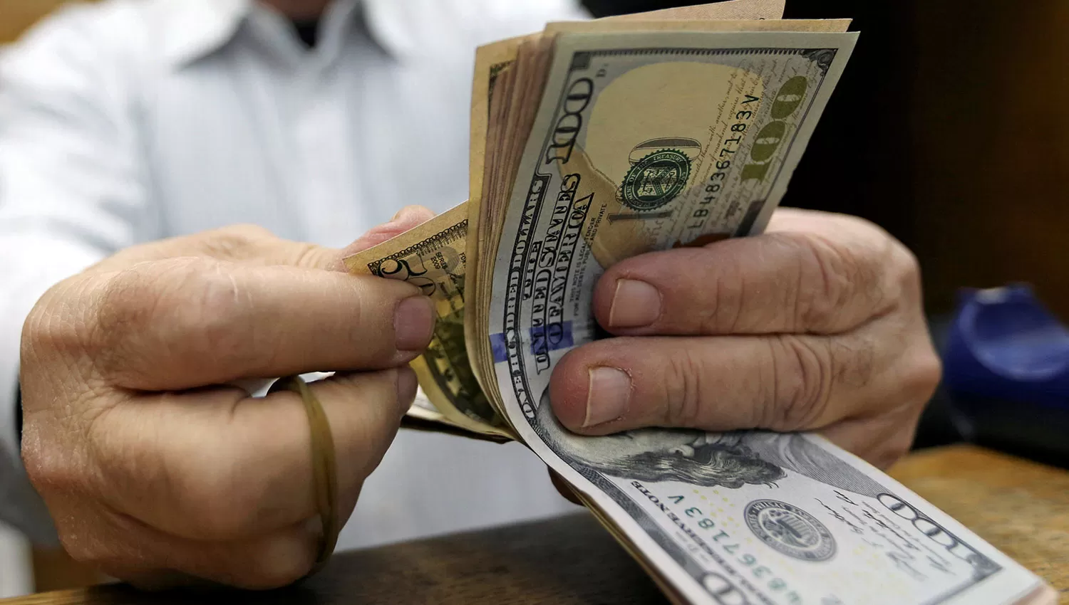 El Gobierno estaba pensando en un dólar de 18,50 para fin de año, comentó Pignanelli. REUTERS