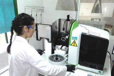 Los laboratorios de química de la Experimental cumplen 10 años brindando servicios acreditados