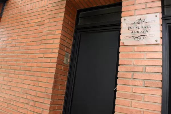 Ataron a la familia y se llevaron joyas y dinero de una vivienda