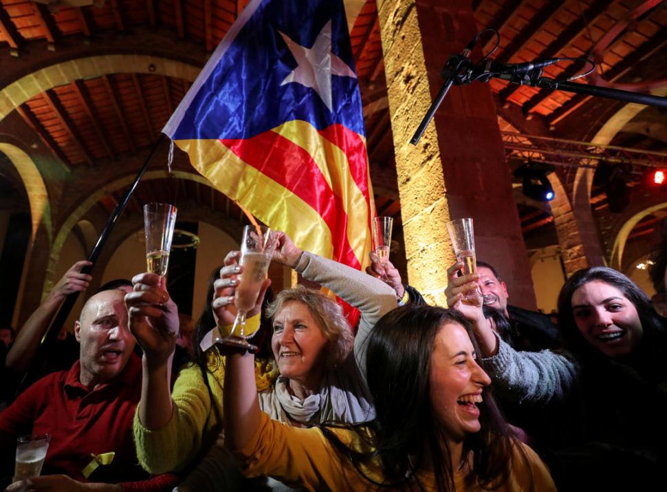BRINDIS. Catalanes celebran por las elecciones regionales de Cataluña tras una reunión de la Asamblea Nacional. Reuters