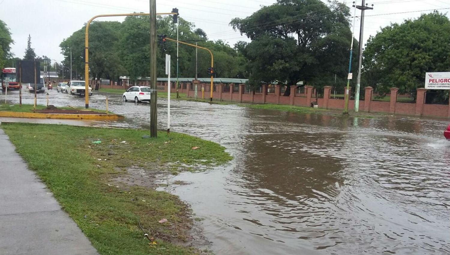 Las calles se volvieron lagos por la intensa lluvia que se registró en Tucumán